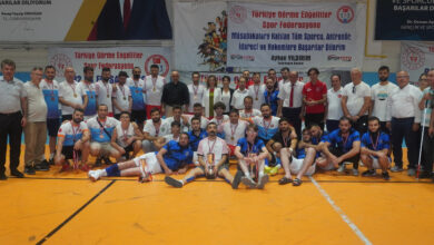 Türkiye Görme Engelliler Spor Federasyonu’nun düzenlediği Futsal 2. Lig müsabakaları sonrası görme engelli sporcular toplu olarak fotoğraf çekimine katılıyor.