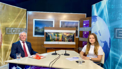 Türkiye Sakatlar Derneği Uşak Şube Başkanı Salih Küçük ve Sivil Toplum Programının sunucusu ile karşılıklı olarak stüdyoda oturuyorlar.