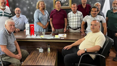 Türkiye Sakatlar Konfederasyonu Başkanı Yusuf Çelebi ve Yönetim Kurulu üyeleri toplantı sonrası fotoğraf çekimi için birlikte duruyorlar.