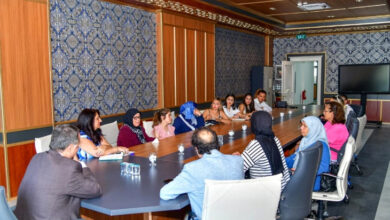 Yunusemre Belediye Başkanı Semih Balaban ve engelli aileleri ile masa etrafında oturup konuşuyorlar.