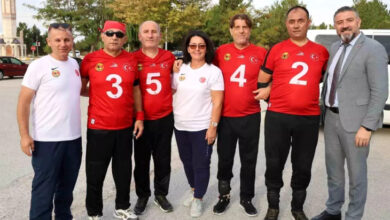 Fotoğrafta, görme engelli gaziler golbol takımı yan yana ve ayakta fotoğraf çektiriyorlar.