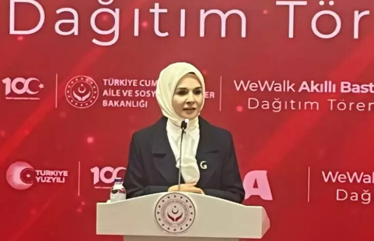 Aile ve Sosyal Hizmetler Bakanı Mahinur Özdemir Göktaş, 'WeWalk Akıllı Baston Dağıtım Töreni'nde konuşma yapıyor.