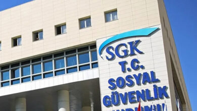 Fotoğrafta, bir binanın dışında mavi renk kullanılarak “SGK T.C. Sosyal Güvenlik Kurumu” yazısı var.