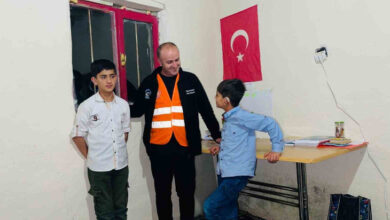 Hakkari Gençlik ve Engelliler Derneği Başkanı Yavuz Aydoğdu, Erhan Geven ve Emirhan Geven fotoğrafta yan yana duruyor.