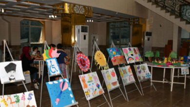 Resim sergisinde, yan yana dizilmiş şekilde insanların beğenisine sunulmuş resimler var.