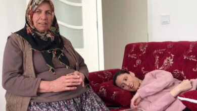 Omurilik felci nedeniyle engelli birey olarak yaşamına devam eden Sevda Yorgancı, koltuk üzerinde uzanıyor. Anne Sabahat Yorgancı ise bir sandalye üzerinde kızının başında bilgisayar üzerinden kitap okumasına yardımcı oluyor.