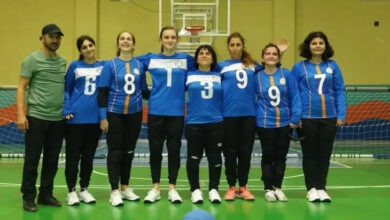 Görme Engelli Kadın Goalbol Takımı’nda yer alan sporcular fotoğrafta yan yana bir spor salonunda duruyor.