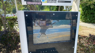 Fotoğrafta, cam ekranı kırılmış engelli şarj istasyon ünitesi var.