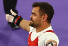 Para halter milli sporcusu Abdullah Kayapınar, iki kollarını yana doğru açarak, sevincini gösteriyor.