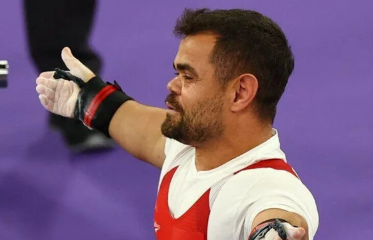 Para halter milli sporcusu Abdullah Kayapınar, iki kollarını yana doğru açarak, sevincini gösteriyor.