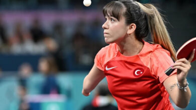 Paralimpik sporcu Merve Cansu Demir, tek eliyle masa tenisi raketine tutarak oynuyor. Sporcunun diğer eli ampute.