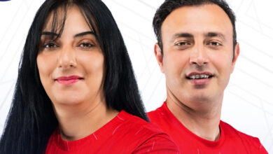 Milli Paralimpik Okçular Nil Mısır ve Bahattin Hekimoğlu, yan yana fotoğrafları çekilmiş.