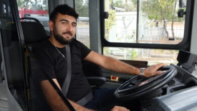 Fotoğrafta, Muhammet Cin, otobüsün şoför koltuğunda oturuyor.