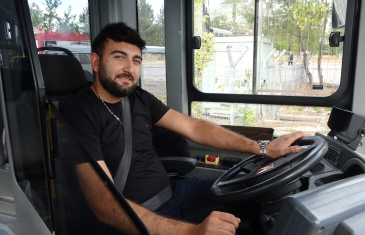 Fotoğrafta, Muhammet Cin, otobüsün şoför koltuğunda oturuyor.