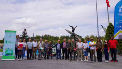 Görme Engelliler Dayanışma Derneği ve Eskişehir Bisiklet Derneği Üyeleri ile birlikte görme engelli bireyler ellerinde beyaz baston tutarak yan yana fotoğraf çekimine katılıyorlar.