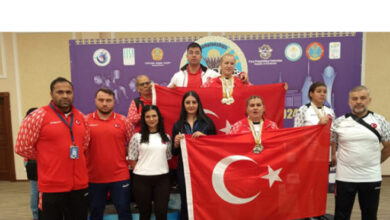 2024 Dünya Görme Engelliler Halter Şampiyonası'nda mücadele eden görme engelli milli sporcular ve antrenörleri ile Türk bayrağı açarak toplu bir şekilde fotoğraf çekiliyor.