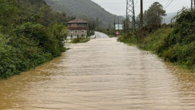 Fotoğrafta, bir mahalle arasını yağmur suyunun bastığını, evlerin bir kısmının su içinde kaldığı doğal afet görüntüsü var.