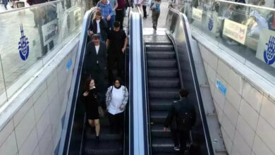 Metroya doğru inen ve metrodan çıkan insanların kullandığı yürüyen merdiven bozuk olduğu için normal bir merdiveni inip, çıkıyor şeklinde insanlar hareket ediyor.