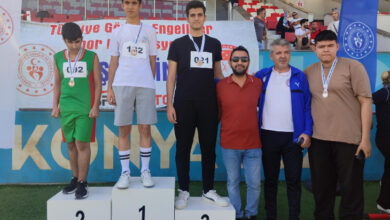 Görme engelli sporcular kürsüde elde ettikleri dereceyi gösteren 1. - 2. - 3. yazan platforma çıkmışlar. Elde ettikleri dereceye göre boyunlarına madalyaları asılmış ve antrenörleri ile birlikte fotoğraf çekiliyorlar