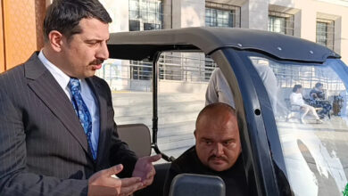 Kaymakam Şenol Öztürk ve engelli birey Mehmet Birer fotoğrafta yer alıyor.