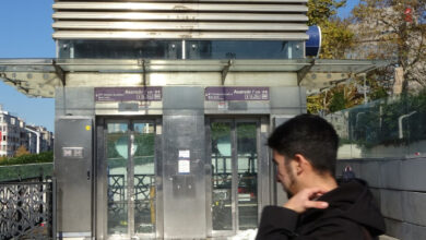 Metro istasyonunu engelli bireylerin rahat bir şekilde kullanabilmesi için yapılmış olan asansör arızalı olduğu için kimse kullanmak amacıyla önüne gitmiyor.