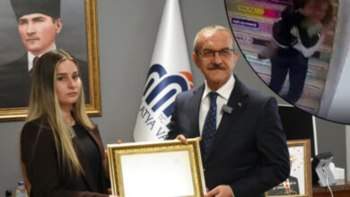 Malatya Valisi Seddar Yavuz’un elinden başarı belgesini alan öğretmen Şura Özçelik Fotoğraf çekimi için poz veriyorlar. Deprem gününe ait ilk görüntüde sağ üst köşede öğretmenin kucağında öğrencisini indirdiği an yer alıyor.