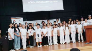 Görme engelli çocuklar ile engelli olmayan çocukların birlikte sahnede olduğu ve etkinlik kapsamında gösteride yer aldıkları görülmektedir.