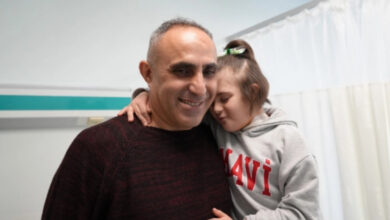 Down sendromlu Elif Erva Akdiye, babasına sarılmış ve baba da gülümserken fotoğraf çekilmiş.