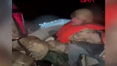 Fotoğrafta, yer alan iki asker bir bot üzerinde arama ve kurtarma faaliyetlerine katılıyor.