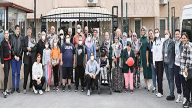 Fotoğrafta, huzurevinde kalan yaşlı bireyler ile ziyarete gelen engelli bireyler ve aileleri fotoğrafta birlikte yer alıyor.