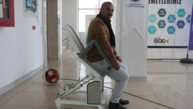 Engelliler için tasarlanmış klozet üzerinde, tasarımı yapan girişimci oturarak tanıtımını yapıyor.