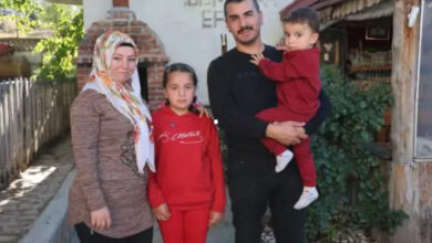 Fatih ve Esra Turak çifti ve iki çocuklarıyla birlikte fotoğrafta yer alıyorlar.