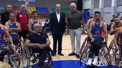 Tosyalı İskenderun Engelliler Basketbol Takımı, KKTC Cumhurbaşkanı Ersin Tatar, takım antrenörleri ve kulüp yönetimi ile fotoğraf çekiliyorlar.