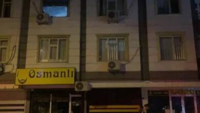 Bir binanın dışarıdan çekilmiş fotoğrafında üst katlardaki bir dairenin camları kırılmış ve yanıktan dolayı oluşan siyah is rengi var.