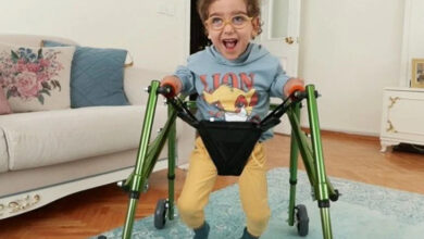 Fotoğrafta, halk arasındaki adı örümcek olarak bilinen çocukların yürümesini sağlayan yürüteçte bir çocuk adım atarak yürümeyi öğreniyor. Çocuğun gözünde bir gözlük var.