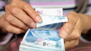 Fotoğrafta, bir kişinin elinde para destesi var. 200 TL bir tane, geriye kalanlar ise 100 TL’den oluşan bir para tomarını sayıyor şeklinde geriye doğru tek tek açıyor.