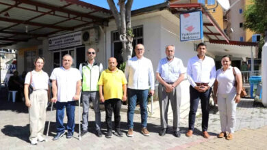 Alanya Belediye Başkan Danışmanı Faruk Konukçu, Alanya Özel Halk Otobüsü Kooperatifi Başkanı Tevfik Yılmaz şoförler için düzenlenecek 'Engelli Farkındalığı ve Empati Eğitimi' için toplantı düzenledi. Fotoğrafta toplantıya katılan yerel yönetimde görevli kişiler var.