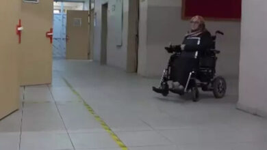 Fotoğrafta, akülü tekerlekli sandalye kullanan engelli öğretmen Zeynep Kubilay sınıfa doğru gidiyor.