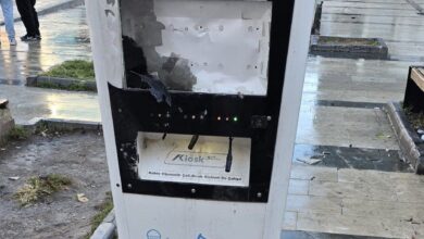 Engelli bireylerin aküllü tekerlekli sandalyelerini şarj etmek için kullandıkları şarj ünitesinin camları kırılmış ve şarj etmek için kullanılan cihazlar yerinden koparılmış.