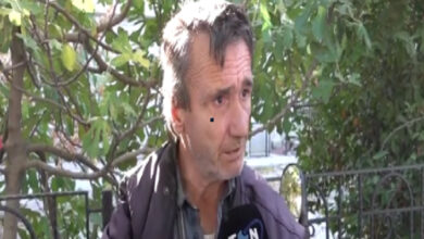 Fotoğrafta, bedensel engelli birey akülü aracının üzerinde basın mensuplarına açıklama yapıyor.