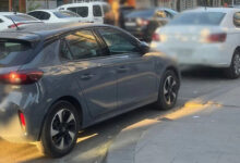 Fotoğrafta , engelli rampası önüne park edilmiş bir otomobil var.