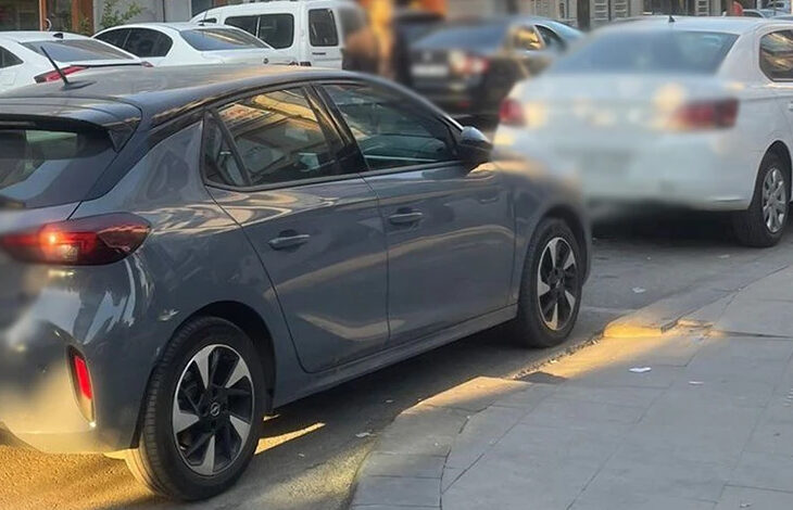 Fotoğrafta , engelli rampası önüne park edilmiş bir otomobil var.