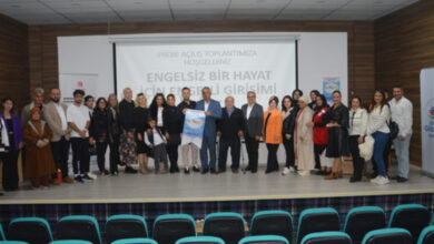 "Engelsiz Bir Hayat İçin Engelli Girişimi Şart" projesi kapsamında düzenlenen etkinliğe katılan engelli bireyler ve ailelerinin yanı sıra kurum temsilcileri toplu bir şekilde sahnede fotoğraf çektiriyor.