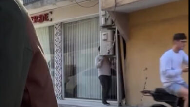 Fotoğrafta görme engelli birey, klimanın ünitesinin kaldırım üzerinde kalan bölümüne çarpıyor.