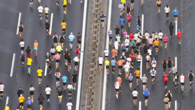 Dron kamerası ile 15 Temmuz Şehitler Köprüsü üzerinde koşan insanların görüntüsü yukarıdan dikey bir açı ile alınmış.