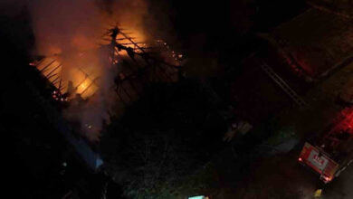 Fotoğrafta, çıkmış olan yangından dolayı evin çatısı ve evin birçok bölümünün yandığı görülmektedir. Evin içinde olan ateş çatının açılmasından dolayı görülmektedir. Evin önündeki yolda ise yangına söndürmek için gelen itfaiye ekiplerinin araçları var.