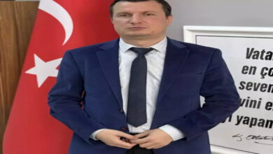 Görme engelli öğretmen Ömer Polat, Türk bayrağının önünde basın mensupları ile röportaj yapıyor.