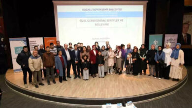 Fotoğrafta, engelli bireyler ve aileleri yer alıyor. Beslenme eğitimi sonrasında sahnede toplu fotoğraf çekimi yapılıyor.