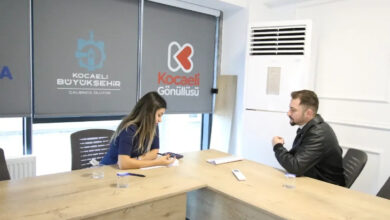 Fotoğrafta, işveren ile engelli birey istihdam için mülakat yapıyor. İşveren tarafını temsilen bir insan kaynakları uzmanı engelli bireyin verdiği yanıtları not alıyor.