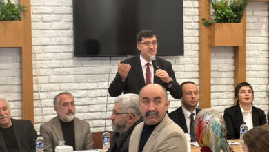 Kütahya Belediye Başkanı Eyüp Kahveci, Kütahya Kent Konseyi Engelli Meclisi tarafından düzenlenen tanışma kahvaltısında konuşma yapıyor.